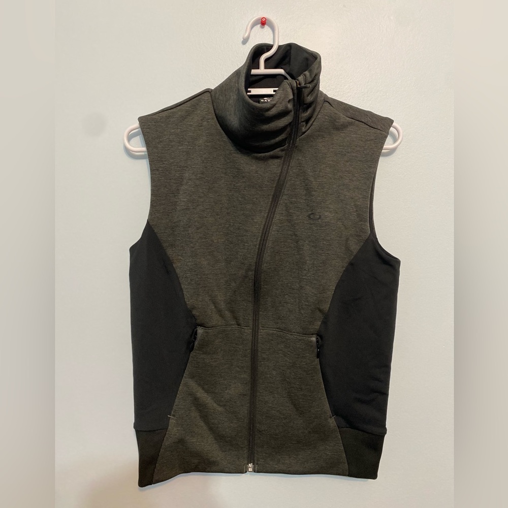 oakley vest